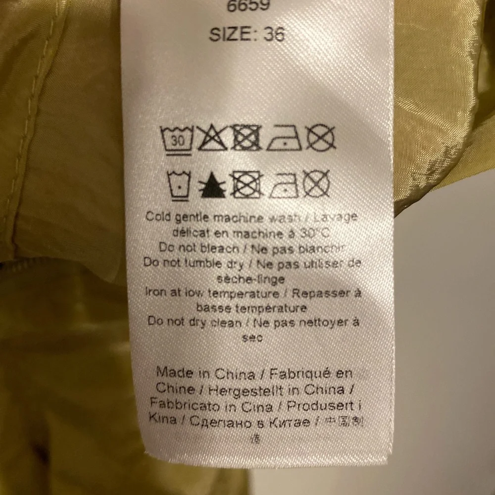 GANNI $595
Crinkled satin tapered pants dusty yellow size 36 size 0 - Picture 10 of 12